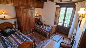 uma sala de estar com duas camas e uma janela em Can Vila Rupit em Rupit