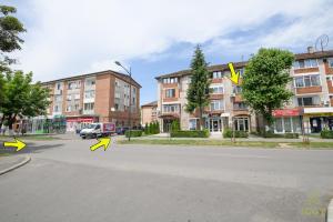 a street with two arrows pointing towards a building at Iggy Luxury Apartment in Hunedoara
