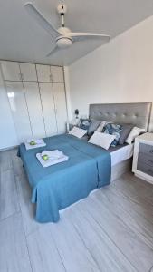 1 dormitorio con cama azul y techo en Torres Del Sol Luxury Las Americas en Playa de las Americas