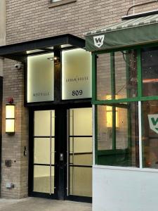 uma loja na frente de um edifício com um toldo verde em 809-2A Gorgeous 1BR New W D Modern Best Location em Nova York