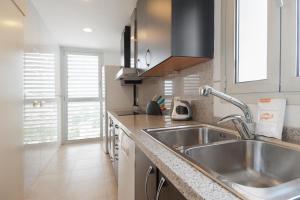 a kitchen with a sink and a counter top at Espectacular piso cerca de la playa in Barcelona