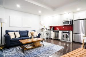 uma sala de estar com um sofá azul e uma cozinha em 809-3B Columbus Circle W D new BLDG Balcony em Nova Iorque