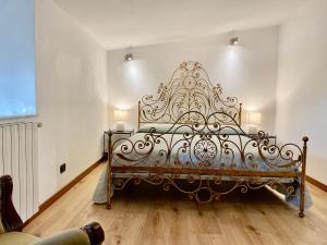 uma cama ornamentada num quarto com pisos em madeira em Villetta Beatrice Versilia - Forte dei Marmi em Marina di Pietrasanta
