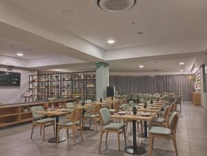a restaurant with tables and chairs in a room at Villa Rey Spa & Hotel in Vila de Rei