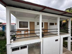 a house with a flat roof at Tuanis Guest House in Tortuguero