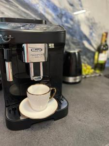 - une machine à café avec une tasse sur un plateau dans l'établissement Apartament przy morzu W22, à Rowy