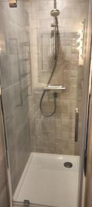 La salle de bains est pourvue d'une douche avec une porte en verre. dans l'établissement home sweet home, à Plérin