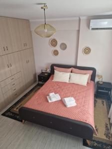 sypialnia z łóżkiem z dwoma ręcznikami w obiekcie V for the View w mieście Patras