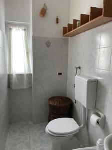 biała łazienka z toaletą i umywalką w obiekcie IL NON TI SCORDAR DI ME w mieście Valbravenna