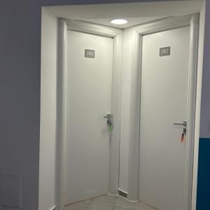 Deux portes avec des numéros dans une pièce dans l'établissement Corso 51 stay Napoli, à Naples