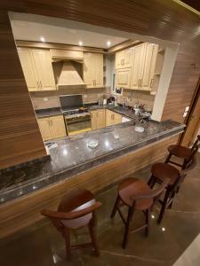 Η κουζίνα ή μικρή κουζίνα στο amazing apartment in the most luxurious area of ​​the Fifth Settlement