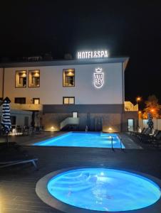 雷鎮的住宿－Villa Rey Spa & Hotel，晚上在酒店前面的大型游泳池