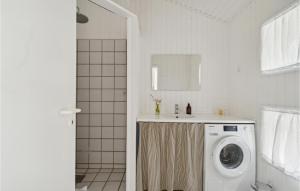 een badkamer met een wasmachine en een wastafel bij 4 Bedroom Gorgeous Home In Hornbk in Hornbæk