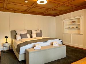 ein Schlafzimmer mit einem großen Bett in einem Zimmer in der Unterkunft FeWo Rosenstraße - Exklusive Ferienwohnung im Herzen von Tegernsee in Tegernsee