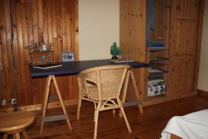 een bureau met een stoel in een kamer met houten wanden bij Le Ginkgo - Mont Dauphin in Eygliers