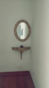 un espejo en una pared con una estantería de madera en Depa Excelente Vintage, en La Molina