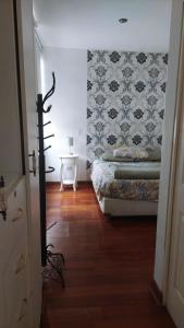 La Molina的住宿－Depa Excelente Vintage，一间卧室配有一张床和一张带台灯的桌子