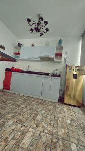 La Molina的住宿－Depa Excelente Vintage，厨房配有白色橱柜和冰箱。
