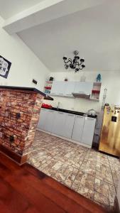 La Molina的住宿－Depa Excelente Vintage，一间厨房,在房间内配有砖壁炉