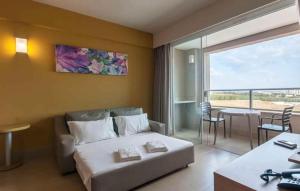 a hotel room with a bed and a large window at Apto completo no Enjoy Solar das águas park resort in Olímpia