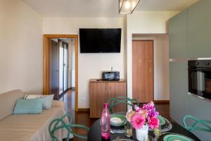 una sala de estar con una mesa con flores. en Appartamenti Vacanza Mare en San Benedetto del Tronto