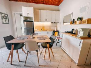 uma cozinha com uma mesa e cadeiras numa cozinha em Irene Villas em Arillas