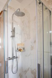 uma casa de banho com um chuveiro e uma porta de vidro em Appartamenti Vacanza Mare em San Benedetto del Tronto