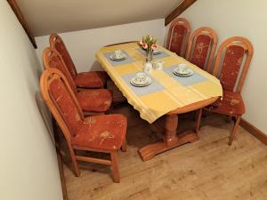 Blisko Krupówek في زاكوباني: طاولة طعام وكراسي مع غطاء الطاولة الأصفر