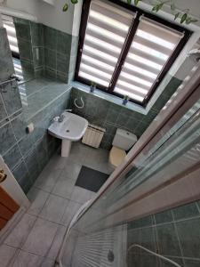 Blisko Krupówek في زاكوباني: حمام مع حوض ومرحاض ونافذة