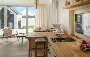 cocina con mesa y sala de estar en Lovely Home In Olsztyn With Wifi en Olsztyn