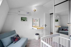 Postel nebo postele na pokoji v ubytování Duplex standing et confort - Baby ready - 2 minutes de la plage Anse Mitan
