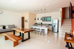 Imagen de la galería de 97982 New Modern Villa, PRIVATE pool, high internet speed, 2 blocks from the beach, en Chicxulub