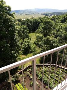 - une vue depuis le balcon d'une maison dans l'établissement Otok, à Mesihovina