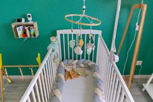 Postel nebo postele na pokoji v ubytování Duplex standing et confort - Baby ready - 2 minutes de la plage Anse Mitan