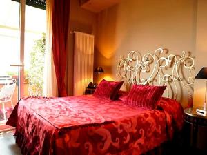 a bedroom with a large red bed with red sheets at Locanda A Cà Du Gigante in Monterosso al Mare