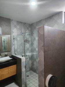 y baño con ducha y lavamanos. en MOTEL PREMIER en Guadalajara