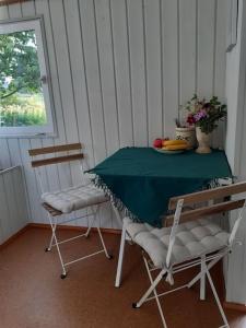 una mesa con dos sillas y un plato de fruta. en Rüdiger, der Bauwagen am Deich., 