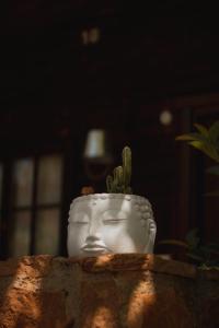a white statue of a head with a cactus at Fuente del Lobo Glamping & Bungalows - Adults Only in Pinos Genil