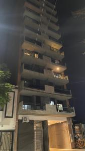 - un grand immeuble avec balcon la nuit dans l'établissement Cafferata, à Rosario