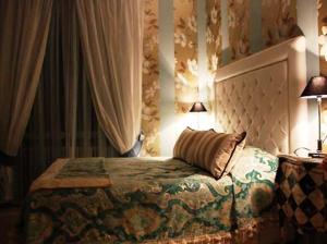 a bedroom with a bed and a lamp and curtains at Locanda A Cà Du Gigante in Monterosso al Mare
