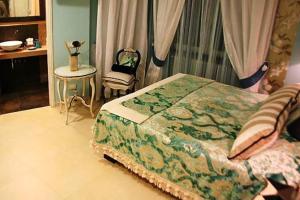 a bedroom with a bed and a table and a chair at Locanda A Cà Du Gigante in Monterosso al Mare