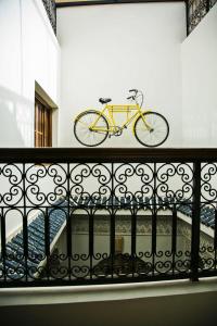 uma bicicleta amarela sentada em cima de uma cerca em Riad Sabria em Marrakech