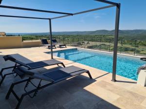 Bazén v ubytování Villa "Le B" - Vue Exceptionnelle - Piscine Privée - Climatisation nebo v jeho okolí
