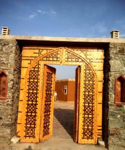 einen Eingang zu einem Gebäude mit offener Tür in der Unterkunft Sariska Kasba A Village Resort in Tehla