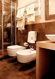 a bathroom with a sink and a toilet and towels at Locanda A Cà Du Gigante in Monterosso al Mare
