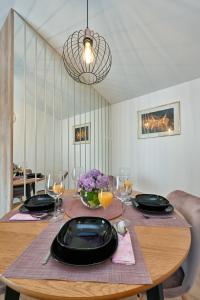 - une table à manger avec une plaque noire dans l'établissement Tonka studio apartman, à Križevci