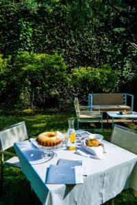 una mesa con un pastel encima en Hotel Forum, en Pompeya