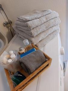 ein Korb mit Handtüchern auf einer Theke im Bad in der Unterkunft Appartement paisible, résidence avec piscine in Mandelieu-la-Napoule