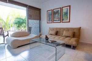 Khu vực ghế ngồi tại 87965 Spacious and private retreat 1 block from the Ocean in Progreso East