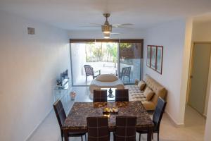 Khu vực ghế ngồi tại 87965 Spacious and private retreat 1 block from the Ocean in Progreso East